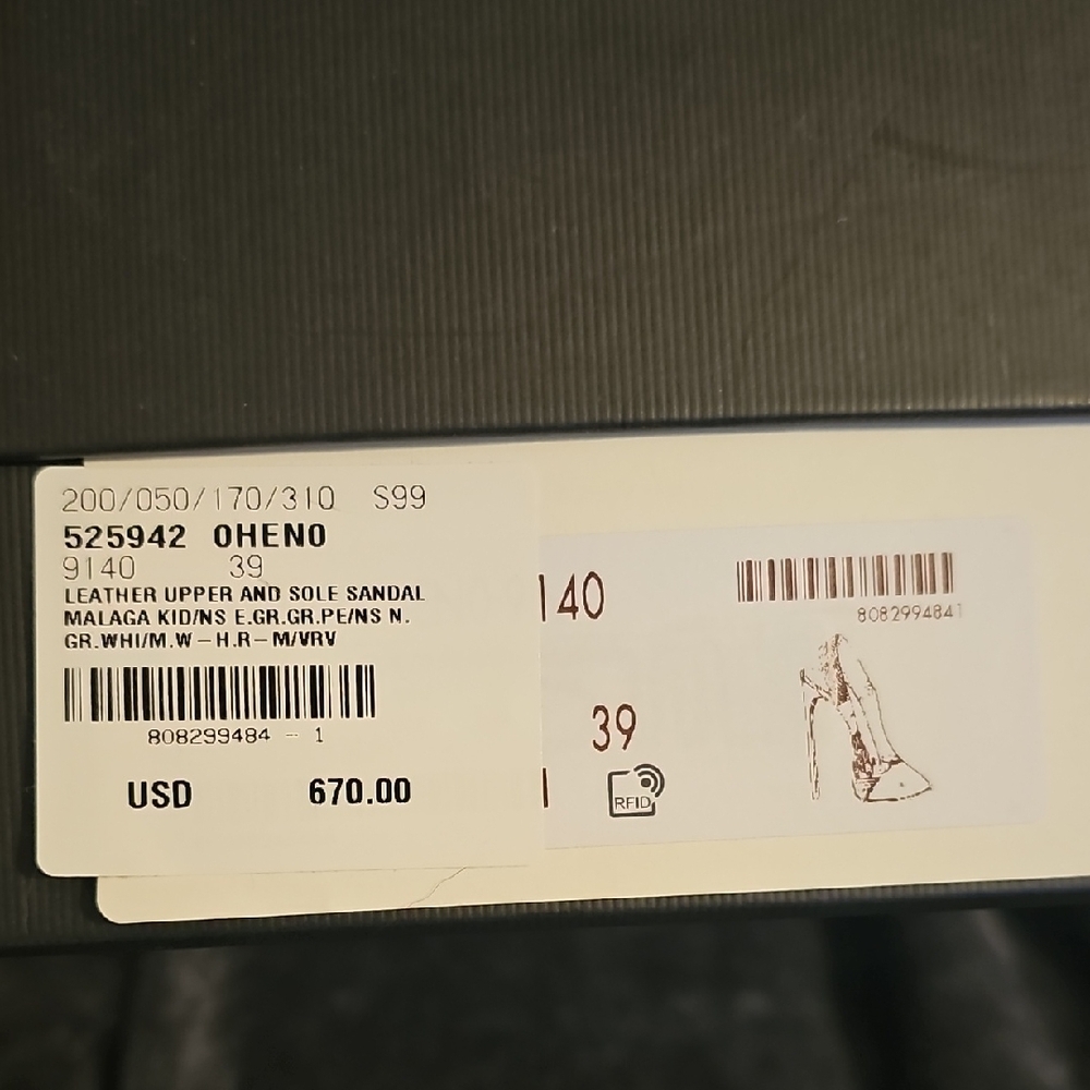 Gucci White and Red Heels with Elegant Design - Picture 7 of 7